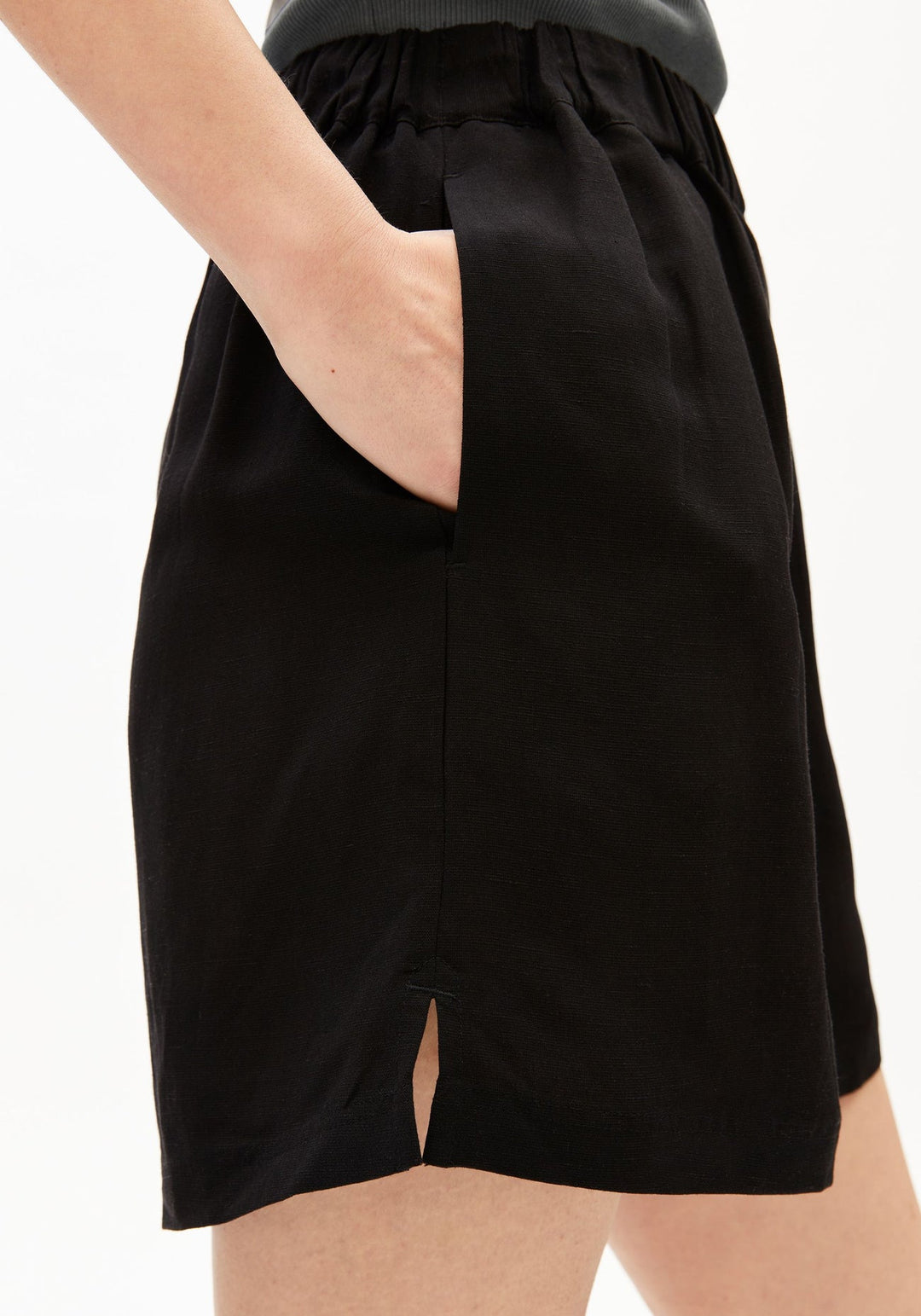 LINEN BLEND PULL ON SHORT - black