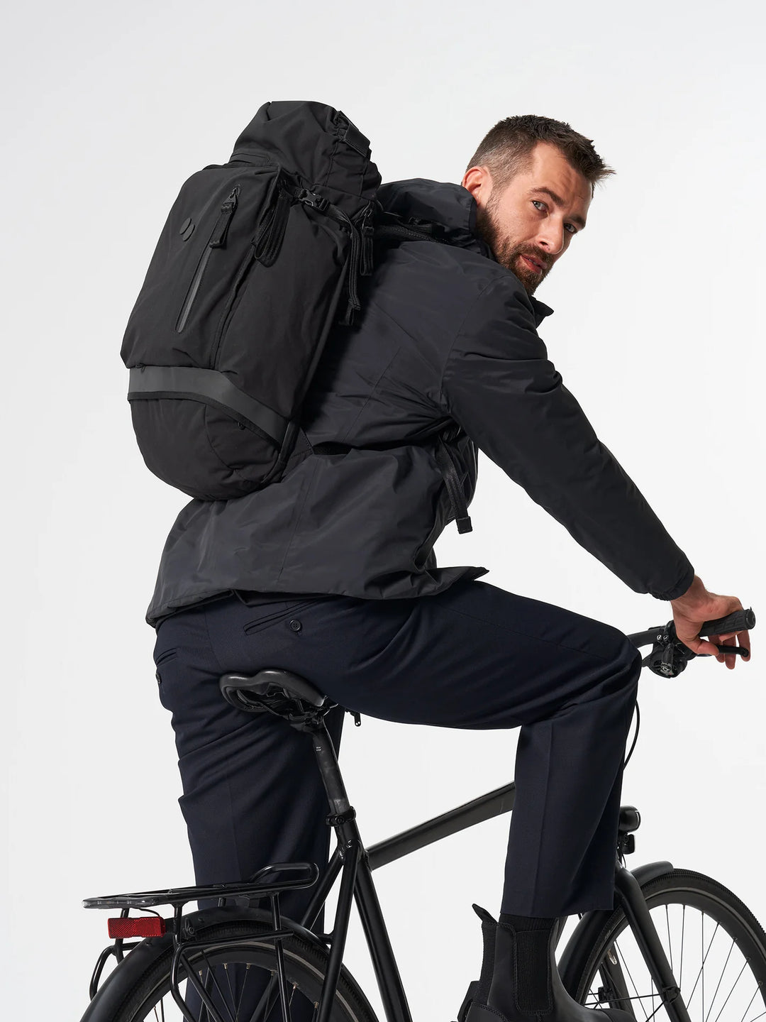Komut Medium - solid black